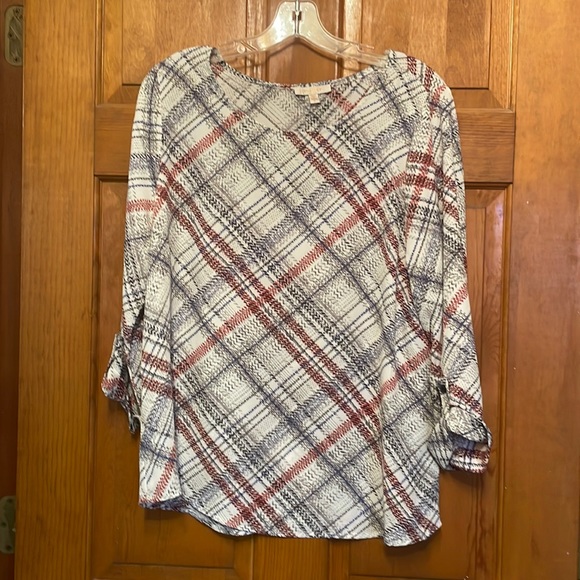Beautiful addition to any wardrobe! Red and blue accent blouse. Lightweight - Picture 1 of 4